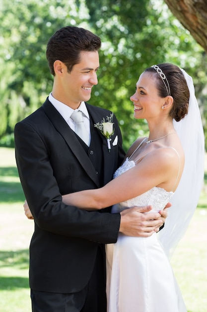 Nouvellement marié couple embrassant dans le jardin