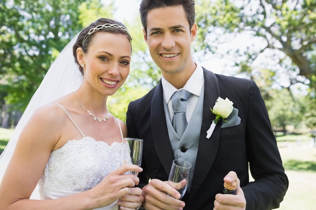 Nouvellement marié couple tenant des verres de champagne