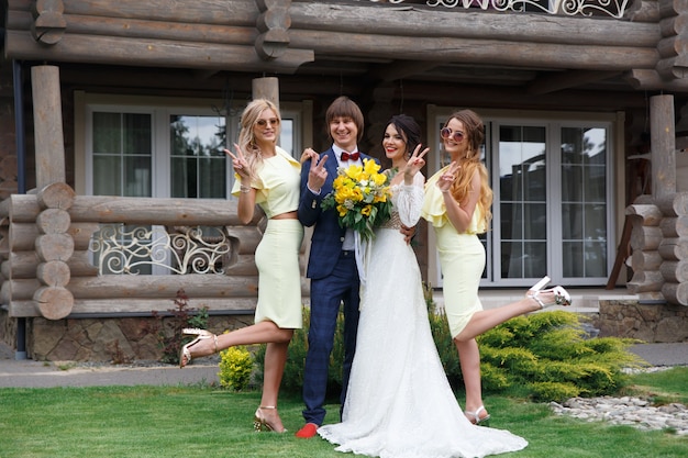 Nouvellement marié avec des demoiselles d'honneur lors d'une cérémonie de mariage à la villa