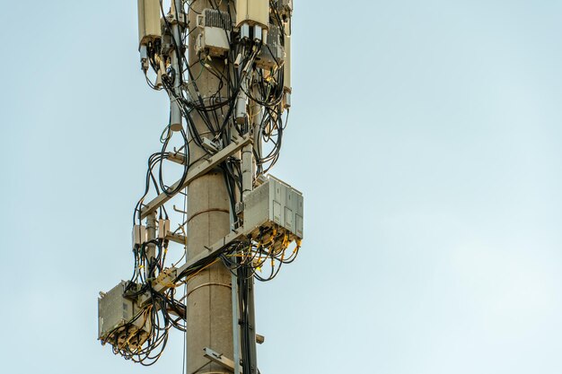 De Nouvelles Antennes Gsm Sur Une Haute Tour Contre Un Ciel Bleu Pour Transmettre Un Signal 5g Sont Dangereuses Pour La Santé La Pollution Radioactive De L'environnement Par Les Tours Cellulaires La Menace D'extinction