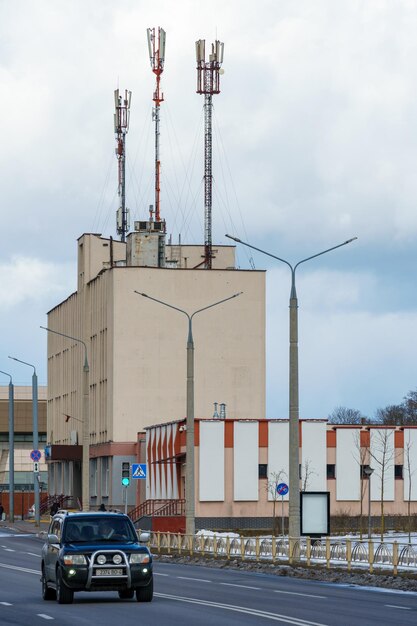 De nouvelles antennes GSM sur le toit d'un immeuble résidentiel de la ville pour transmettre un signal 5g sont un danger pour la santé humaine La pollution radioactive de l'environnement par les tours de téléphonie cellulaire