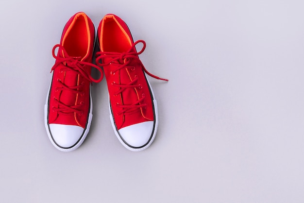 Nouvelles baskets rouges sur une surface grise