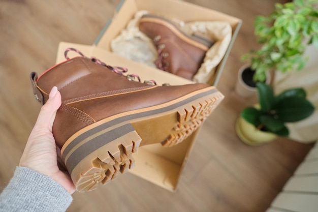 Nouvelles bottes d'automne d'hiver de randonnée imperméables en cuir marron pour femmes dans les mains de chaussures féminines à la mode pour l'hiver