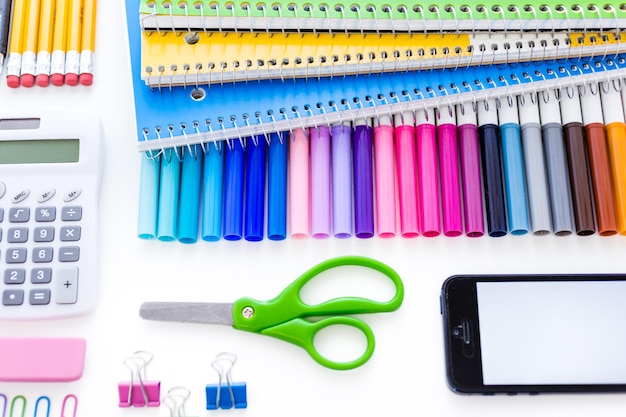 De nouvelles fournitures scolaires préparées pour la nouvelle année scolaire.