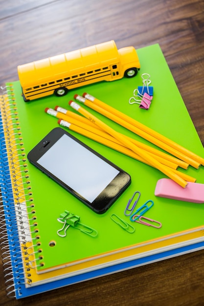 Photo de nouvelles fournitures scolaires préparées pour la nouvelle année scolaire.