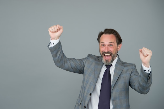 Nouvelles de Geed. employé de banque réussi. patron en veste de bureau. homme barbu soigné avec un visage heureux. avocat professionnel a des affaires fructueuses. gestionnaire confiant. homme d'affaires mature en costume formel.