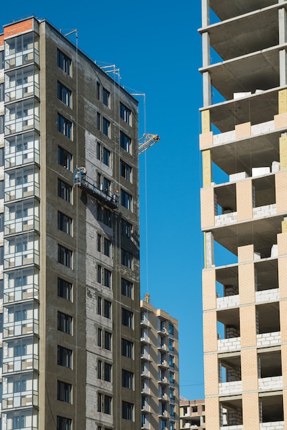 Nouvelles maisons construites avec des travaux de construction inachevés. Concept de construction et de développement