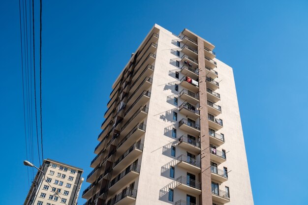 nouvelles maisons multifamiliales contre le ciel bleu, nouvelles maisons.