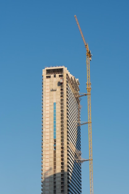 Nouvelles maisons multifamiliales contre le ciel bleu nouvelles maisons