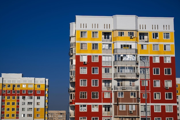 Nouvelles maisons résidentielles avec fenêtres et balcons sur fond de ciel