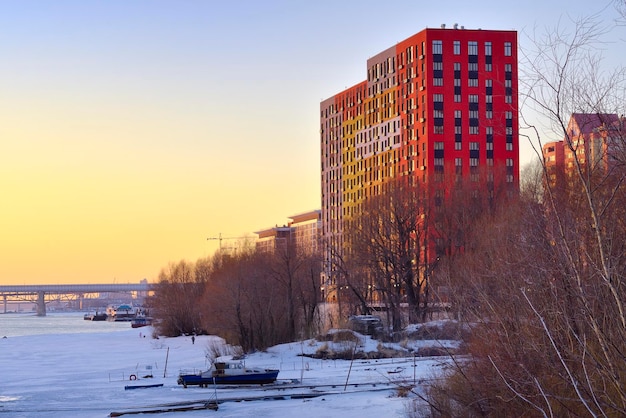 De nouvelles maisons sur les rives de l'Ob de nouveaux bâtiments sur le quai de la station fluviale de Novossibirsk