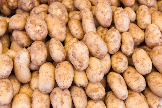 Nouvelles pommes de terre sur le marché