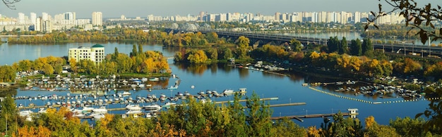 De nouvelles zones résidentielles sur la rive gauche du fleuve Dnipro, Kiev, la capitale de l'Ukraine