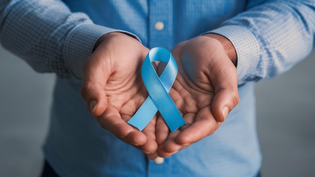 Novembre mois de sensibilisation au cancer de la prostate homme tenant un ruban bleu clair pour soutenir les gens vivant