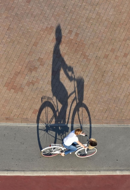 Novi Sad Serbie 15 septembre 2017 cycliste vélo vue de dessus avec ombre