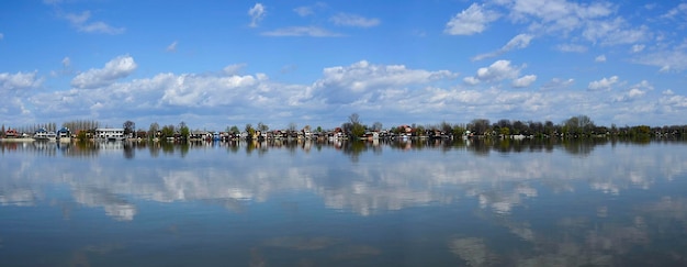 Novi Sad Serbie 5 mai 2015 Paysage de réflexion panoramique de maisons au bord de l'eau