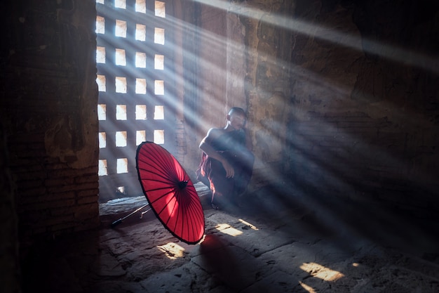 Novice bouddhiste birman à la pagode, au Myanmar