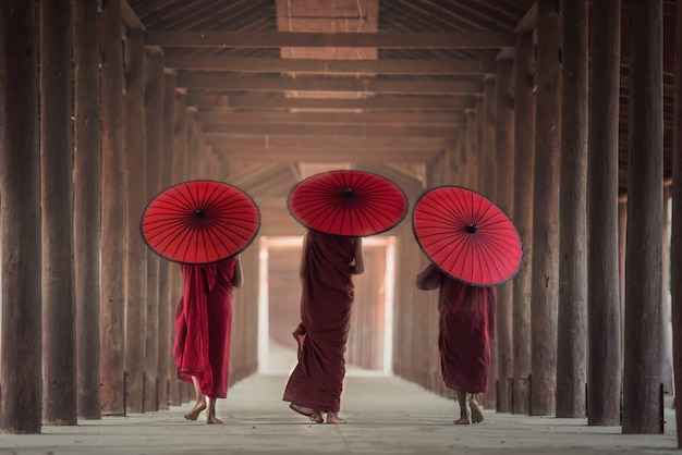 Un novice bouddhiste se promène dans un temple, au Myanmar