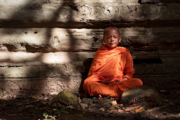 Photo les novices méditent dans des sites antiques.