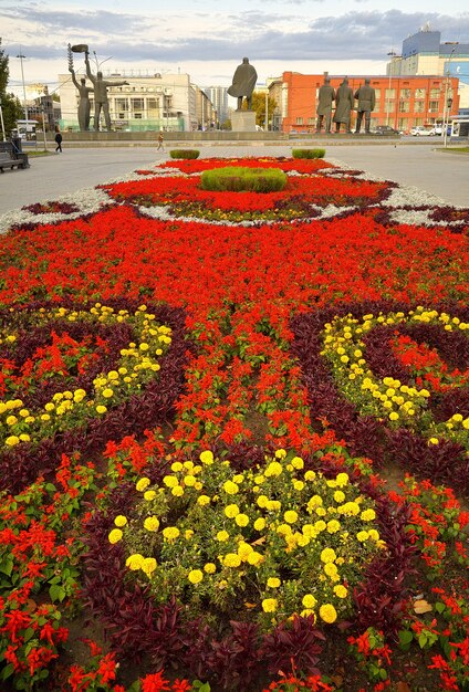 Novosibirsk Sibérie Russie091720 Place Lénine Pelouse Fleur monument de granit dans la distance