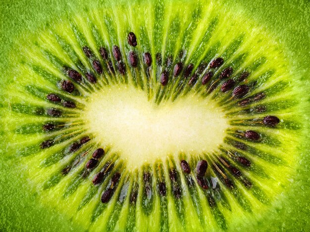 Noyau de kiwi en forme de coeur