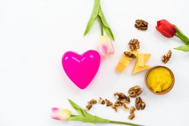 Noyer et nid d'abeille isolé sur fond blanc. Pour les produits contenant des ingrédients à base de noix et de miel.