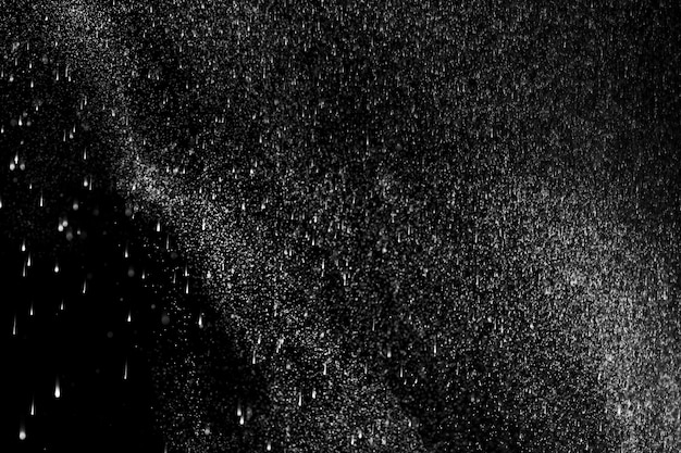 Nuage abstrait avec des gouttes qui tombent isolées sur fond noir Nuages blancs brouillard ou smog se déplaçant sur un fond noir Gouttes de pluie pour la superposition Mise en page pour votre photo