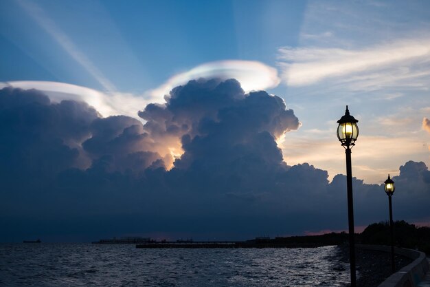 Photo nuage arc-en-ciel brillant coloré bizarre sur le ciel