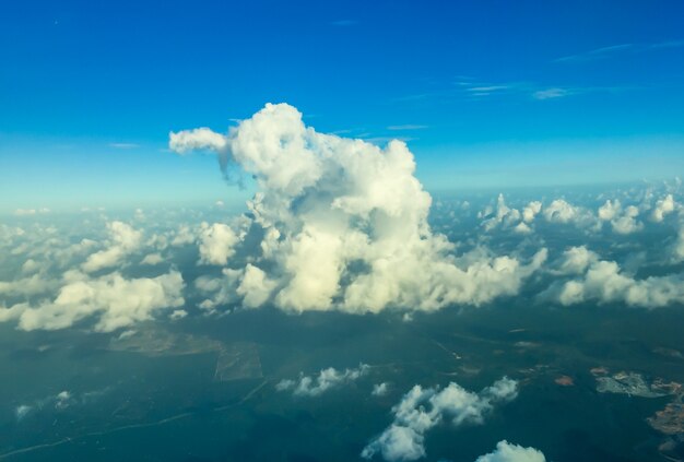 Nuage au dessus du ciel bleu