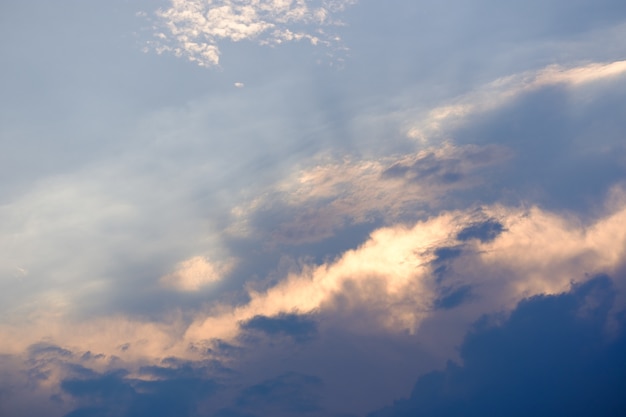 nuage avant la tempête pluvieuse, la lumière du soleil et les nuages