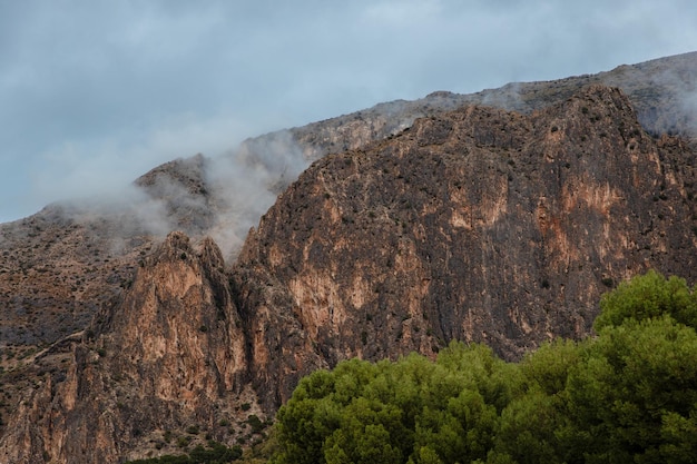 Nuage bas au sommet d'une montagne