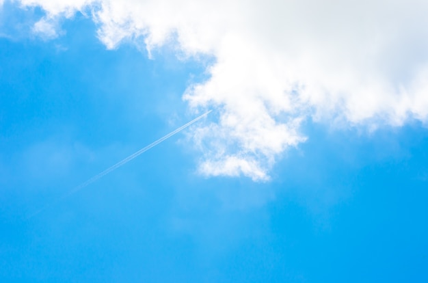 Nuage avec un beau ciel bleu, fond de la Nature