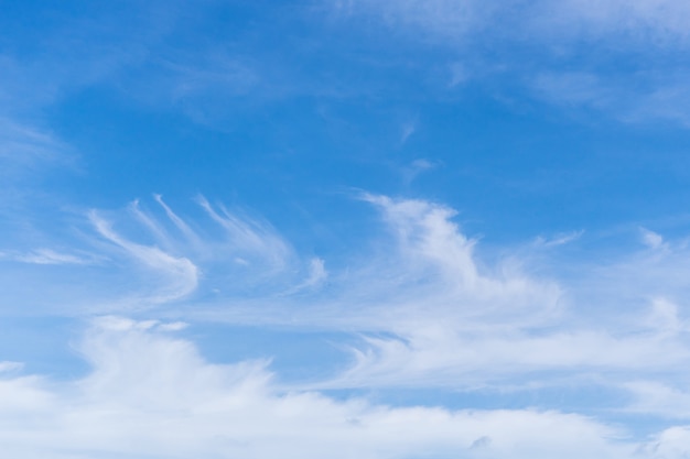 nuage blanc avec beau ciel bleu