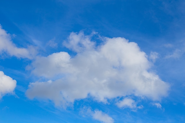 Nuage blanc brillant sur un ciel bleu. Arrière-plan avec place pour le texte.