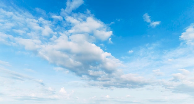 nuage blanc avec un ciel bleu en arrière-plan