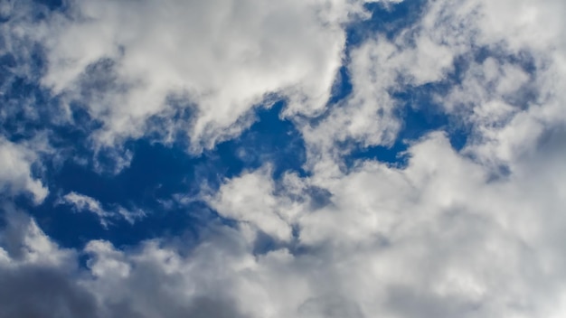 nuage blanc sur ciel bleu par une journée ensoleillée