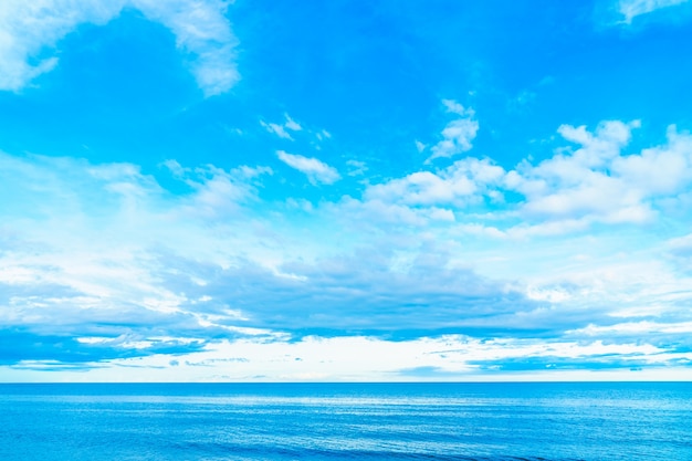 Nuage blanc sur un ciel bleu avec paysage marin