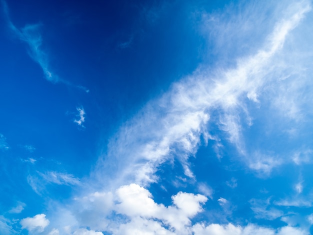 Nuage blanc sur un ciel bleu vif.