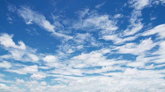 Nuage blanc avec ciel bleu