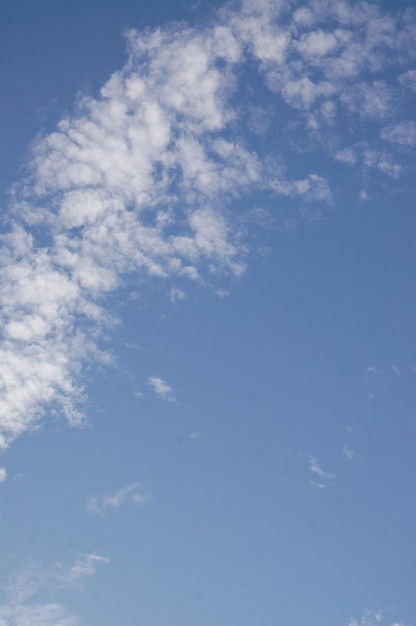 Nuage blanc sur ciel bleu