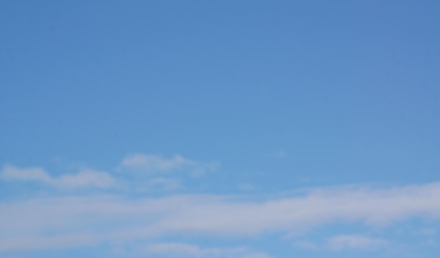 Nuage blanc sur ciel bleu