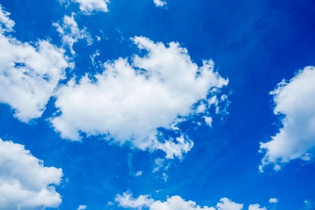 nuage blanc avec ciel bleu