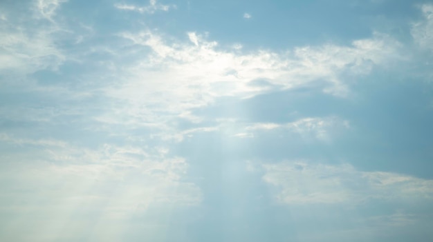 Nuage blanc sur ciel bleu.