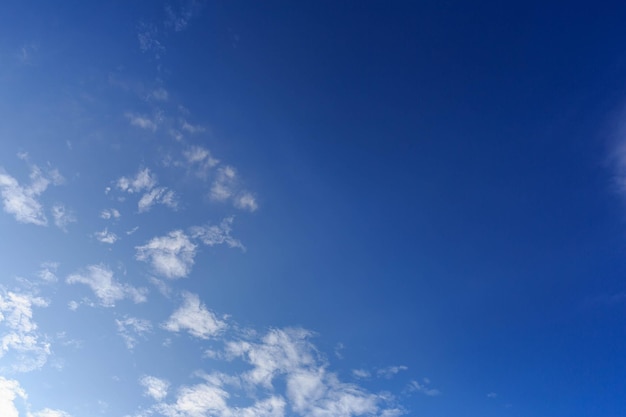 Nuage blanc sur ciel bleu