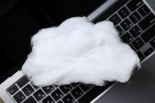 Un nuage blanc en coton sur un clavier d'ordinateur portable