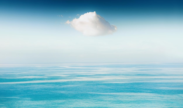 Nuage blanc dans le ciel au-dessus de la mer bleue. Beau paysage marin, fond de nature d'été.