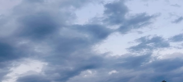 Un nuage blanc dans le ciel