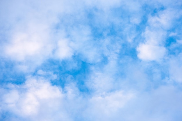 Nuage blanc dans le fond du ciel