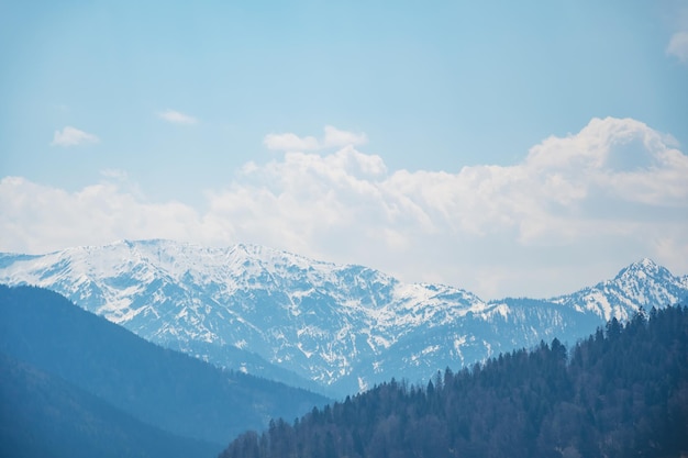 Nuage blanc sur fond de ciel bleu avec soleil