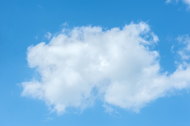 Un nuage blanc sur fond de ciel bleu